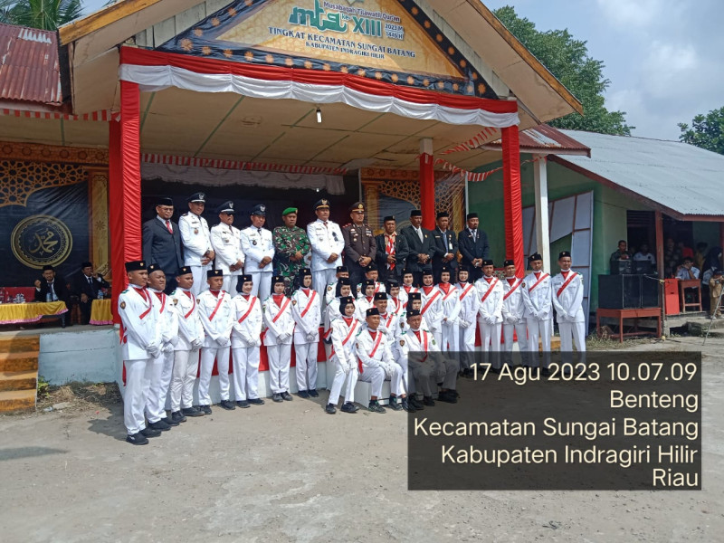 Mari Mempererat Persatuan dan Kesatuan, Babinsa Koramil 07/Reteh Mengikuti Upacara Bendera Merah Putih