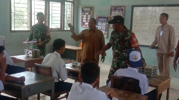 Koramil 09/Kemuning Kodim 0314/Inhil Mendukung Kegiatan Makan Sehat Bergizi untuk Siswa