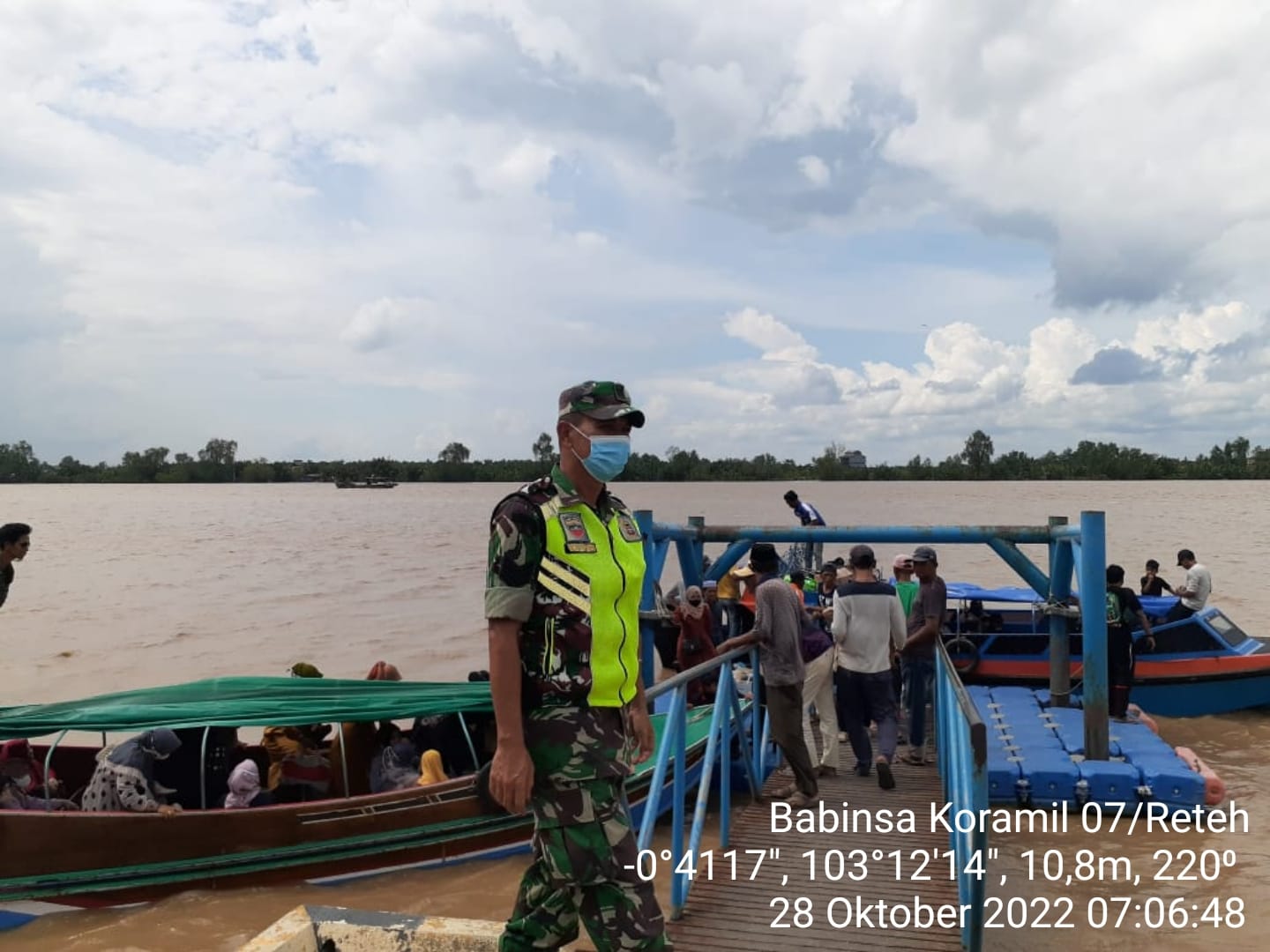 Posko Disiplin Prokes Babinsa Koramil 07/Reteh Terhadap Penumpang Pelabuhan