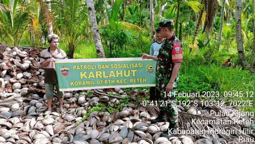 Patroli dan Sosialisasi Karlahut Bersama Babinsa Koramil 07/Reteh di Binaan