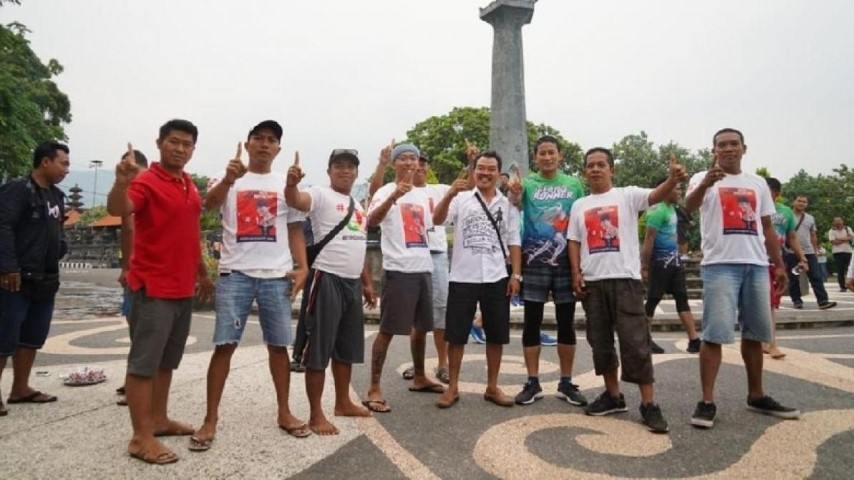 Diajak Ngopi dan Foto Bareng Pendukung Jokowi di Bali, Sandi Pose 1 Jari