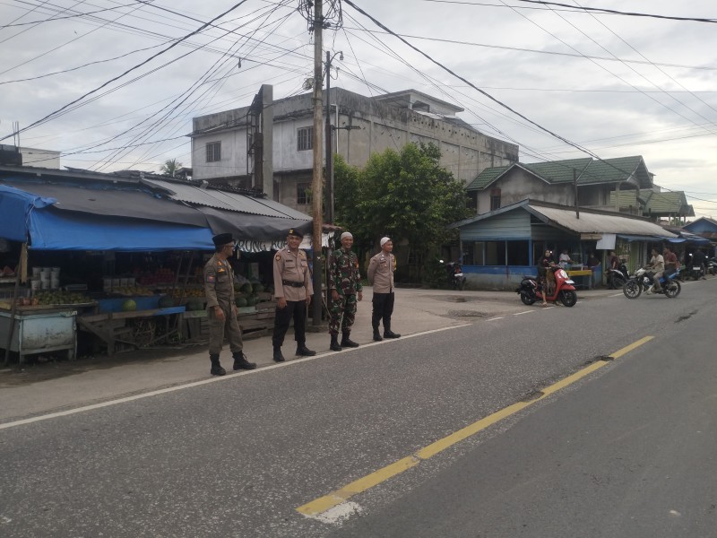 Gabungan Personel TNI-Polri dan Satpol PP Lakukan Pengaturan Lalu Lintas Jelang Buka Puasa