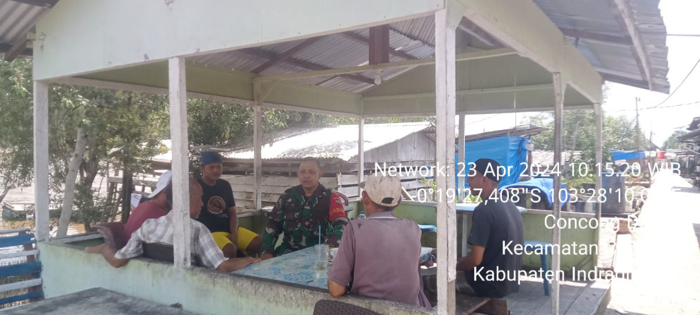 Tingkatkan Silaturahmi Antar Sesama Bersama Babinsa Koramil 04/Kuindra Dengan Masyarakat Melalui Komsos