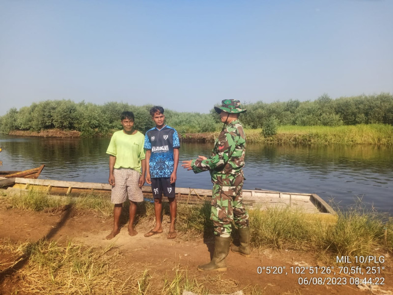 Turun Ke Wilayah, Babinsa Koramil 10/Pelangiran Patroli Karhutla Guna Pantau Titik Api