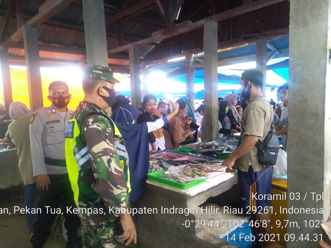 Babinsa Koramil 03/Tempuling Himbau Pengunjung Pasar Tradisional Agar Patuhi Protkes