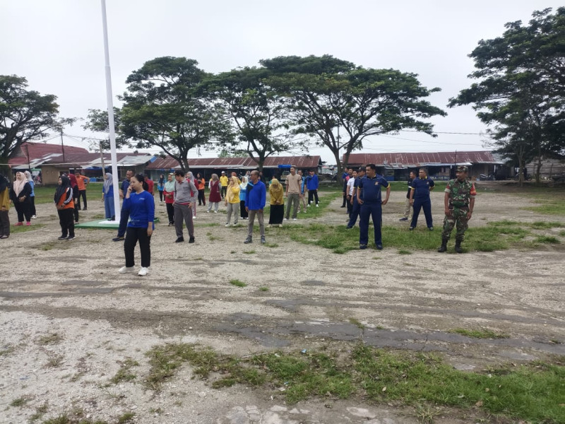 Penuh Semangat, Babinsa 03/Tpl Ikuti Senam Pagi di Lanjutkan Gotong Royong di Kecamatan Tempuling