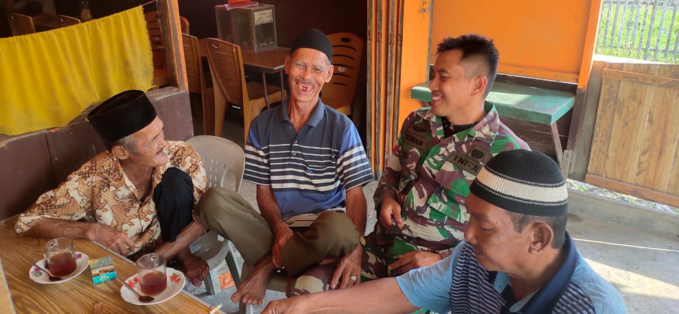 Kopda Irawan Babinsa Koramil 07/Reteh Lakukan Komsos, Tingkatkan Hubungan Babinsa-Masyarakat di Sungai Batang