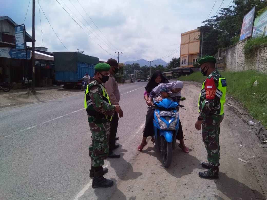 Personil Koramil 09/Kemuning Terus Lakukan Penegakan Prokes di Jalur Lintas Timur