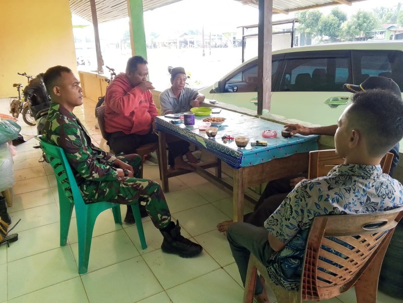 Babinsa Koramil 03/Tpl Jalin Silaturahmi dengan Masyarakat Desa Rumbai Jaya, Membangun Keharmonisan dan Kesejahteraan