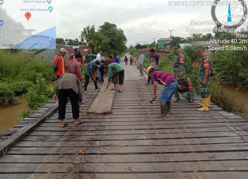 Dipimpin Danramil, Anggota Koramil 03/Tpl dan Warga Goro Perbaiki Jembatan