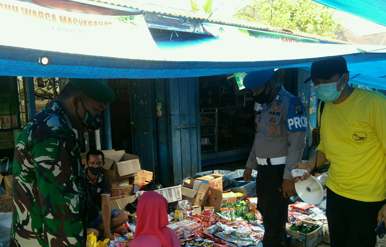 Babinsa Koramil 04/Kuindra Lakukan  Pengecekan Harga Sembako di Pasar