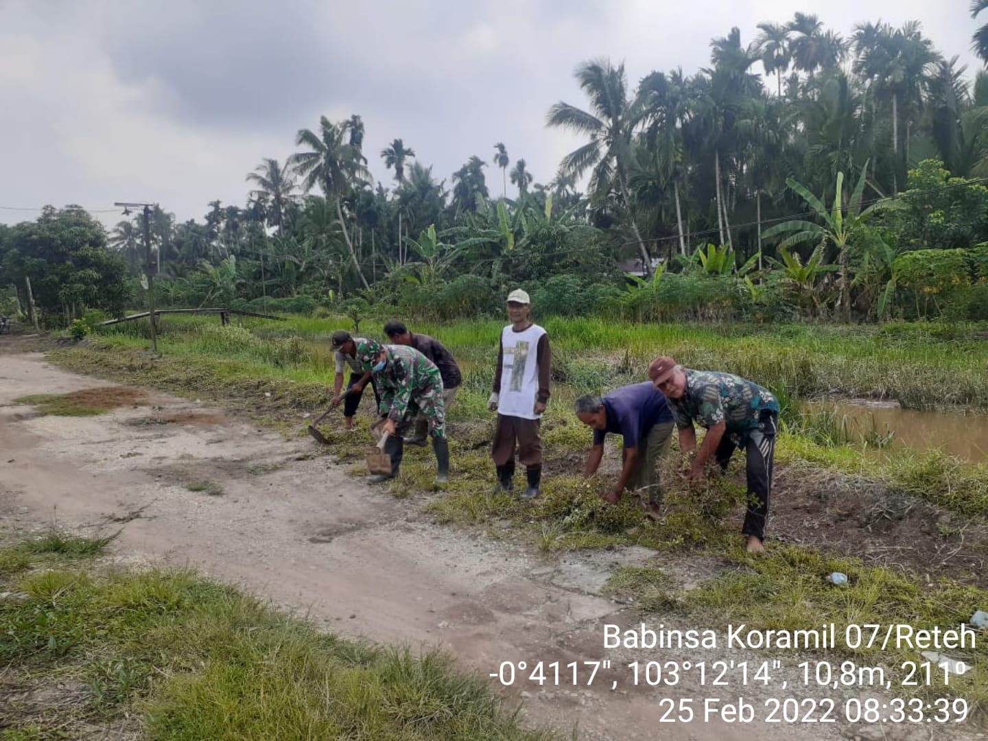 Babinsa Koramil 07/Reteh Goro Bersihkan Kiri Kanan Jalan di Kelurahan Madani