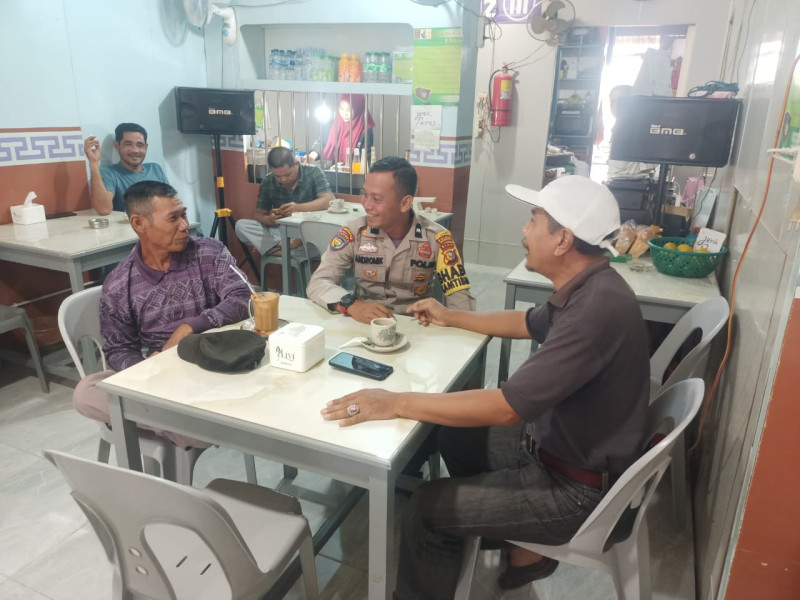 Bhabinkamtibmas  Giat Cooling System Sosialisasikan Pilkada Damai  tahun 2024 Di Desa Teluk Pantaian