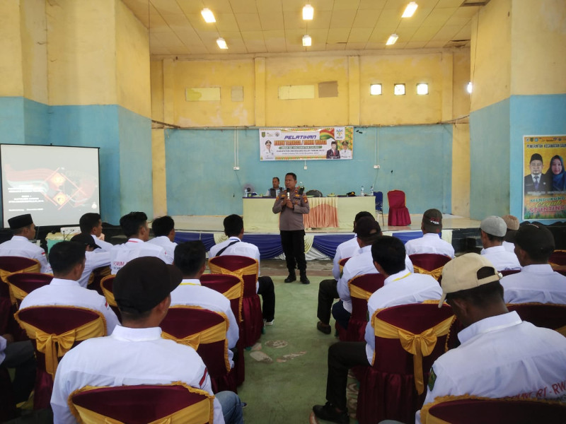 Polsek Gaung Iptu Andrianto.S.H.M.H.Jadi Narasumber Pembinaan dan Pelatihan Bagi Ketua RT/RW Kelurahan Lahang Kecamatan Gaung