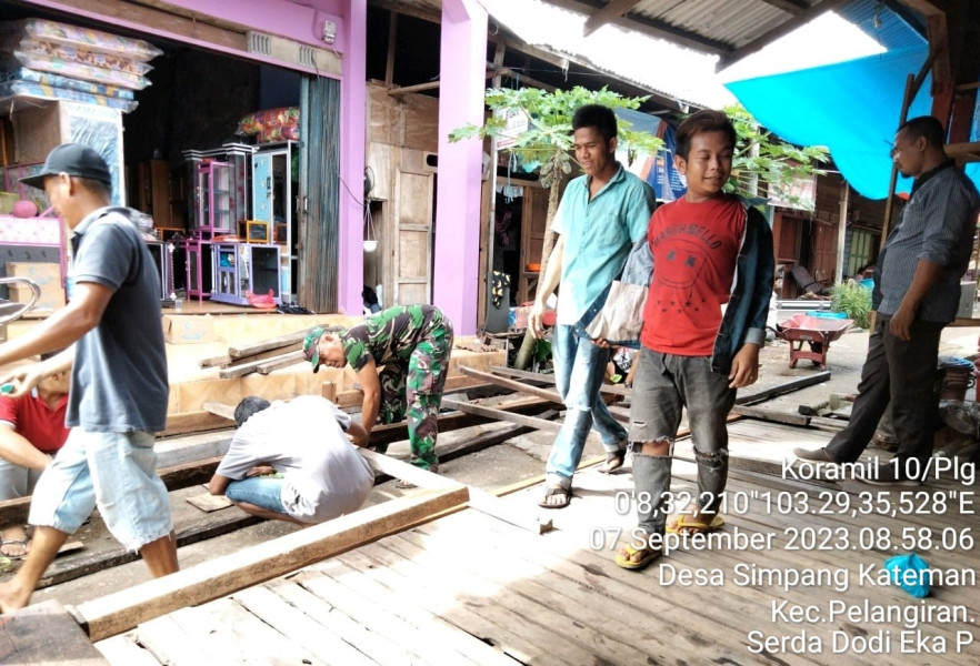 Koramil 10/Pelangiran Bersama Masyarakat Bergotongroyong Di Binaan Untuk Jaga Kebersihan Lingkungan