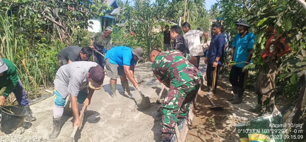 Babinsa Koramil 10/Pelangiran Giat Goro Untuk Pembangunan Jalan Dengan Cara Pengecoran