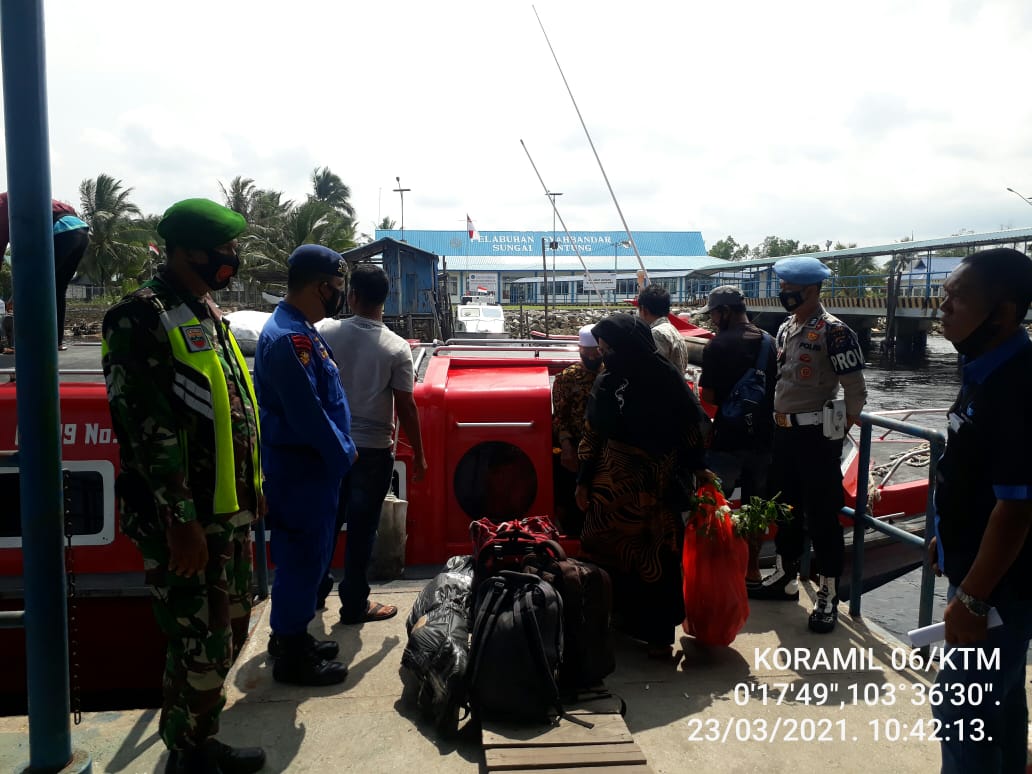 Babinsa Koramil 06/Kateman Pantau  Akfitivitas Warga di Pelabuhan Guntung 