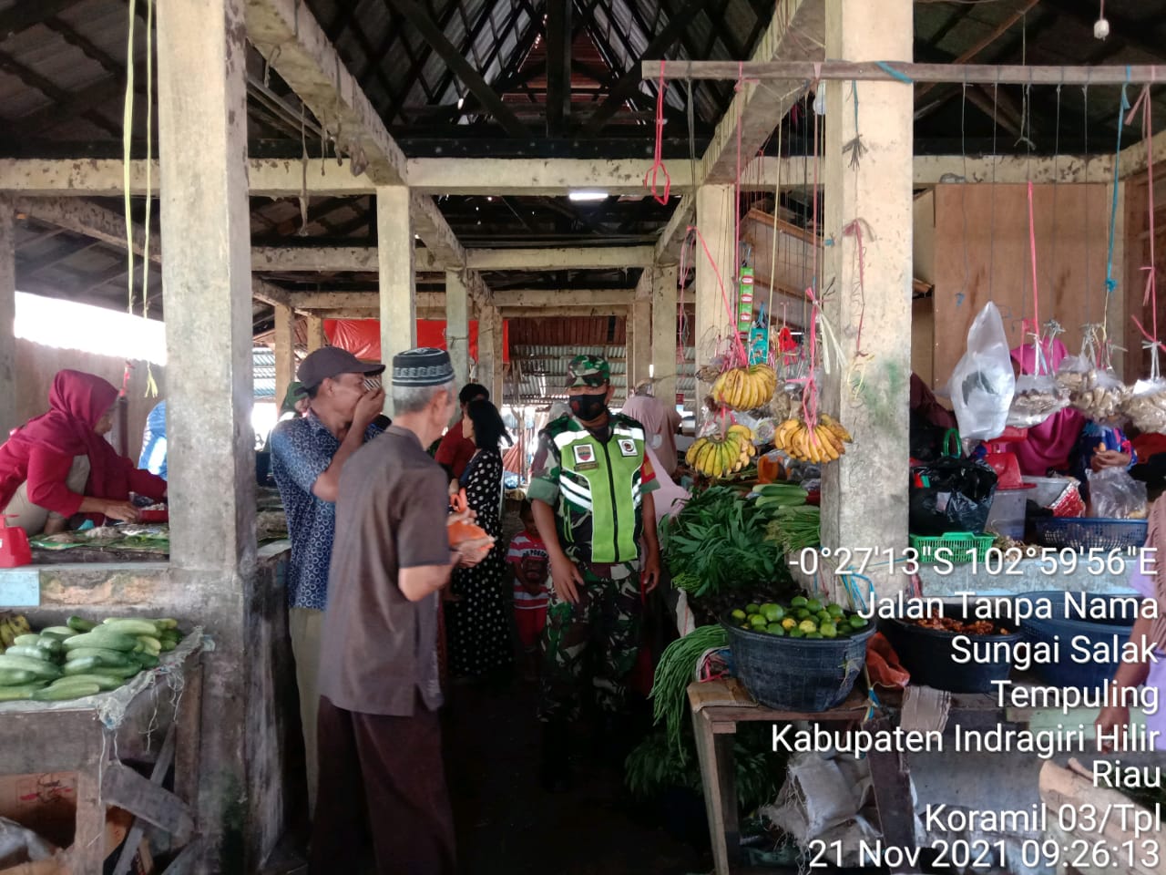 Sambangi Kantin Sayur dan Ikan, Babinsa Koramil 03/Tempuling Tegakkan Protkes