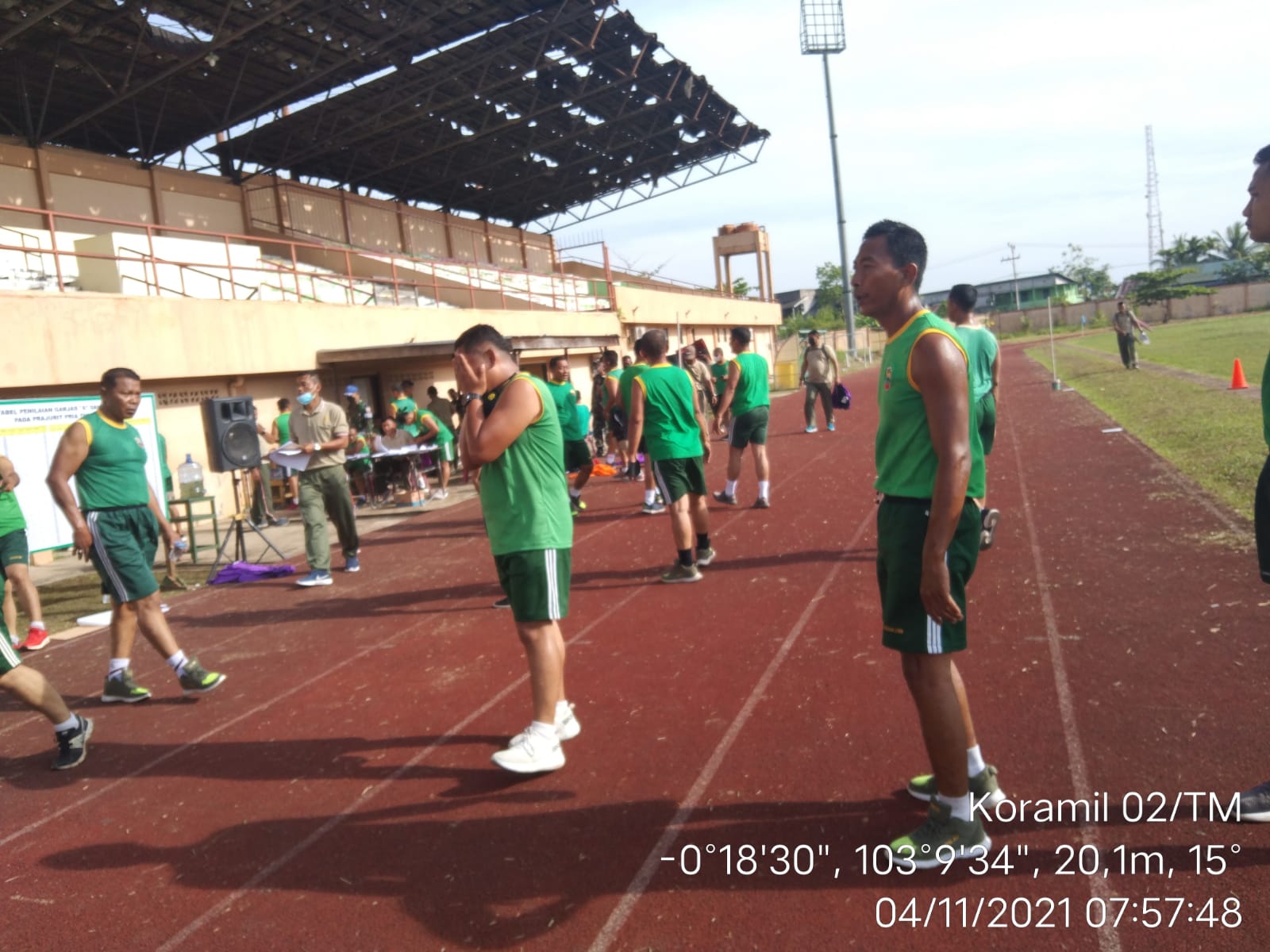 Anggota Koramil 02/Tanah Merah Ikuti Pembinaan Fisik di Lapangan Sepak Bola Tembilahan