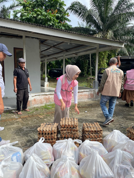 Peduli Korban Banjir Pekanbaru, YBM dan Srikandi PLN Lakukan Aksi Sosial
