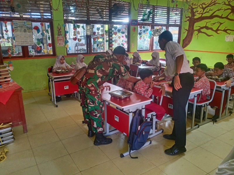 Babinsa Sertu Wisnu Hartono Dampingi Tim SPPG, Pastikan Distribusi MBG Tepat Sasaran di Tempuling