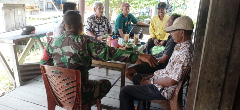 Jalin Kedekatan Bersama Babinsa Koramil 05/GAS Kodim 0314/Inhil Sertu Guntur Dengan Masyarakat Melalui Komsos