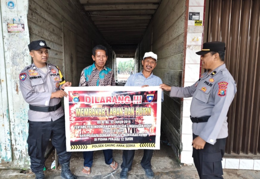 Patroli dan Sosialisasi Karhutla oleh Polsek Gaung Anak Serka untuk Mencegah Kebakaran Hutan