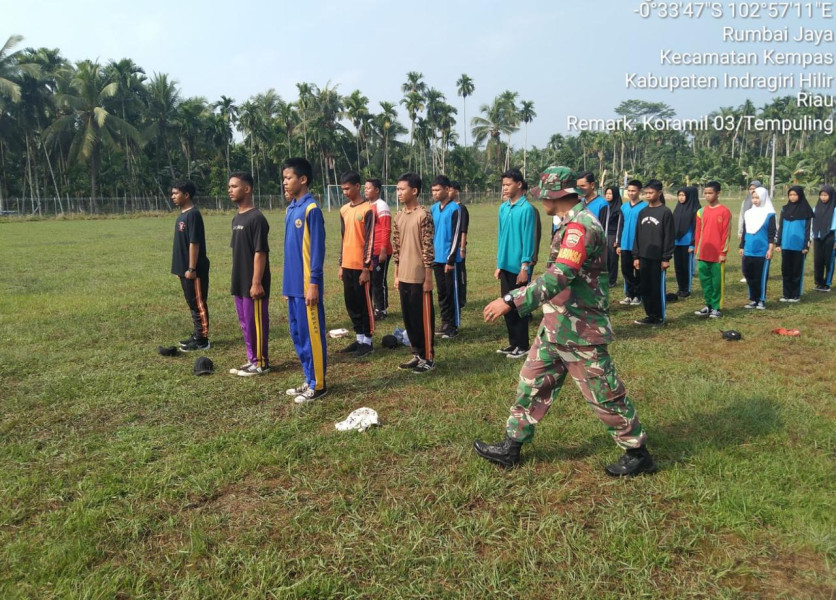 Babinsa Koramil 03/Tpl Sertu Paryono Latih Paskibraka Tingkat Kecamatan Kempas