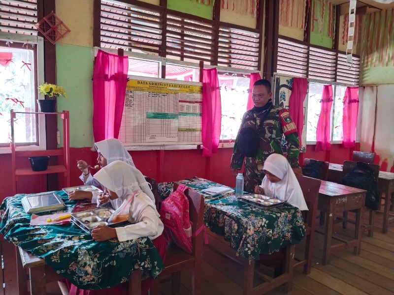 Koramil 09/Kmg Salurkan Makanan Bergizi Gratis Kepada Anak Sekolah