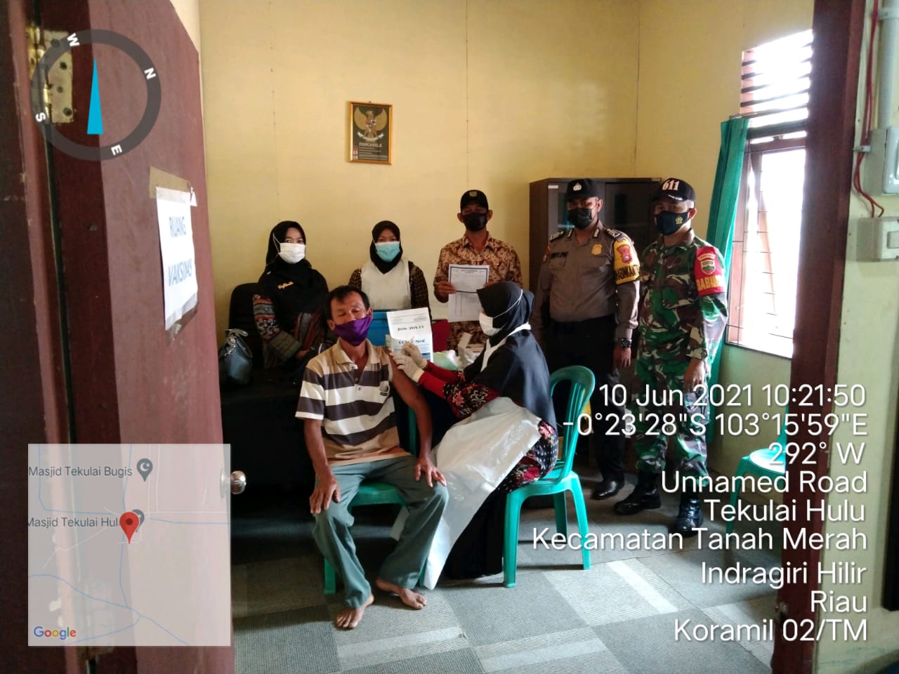 Babinsa 02/Tanah Merah Pantau Proses Vaksinasi di Puskesmas Kuala Enok