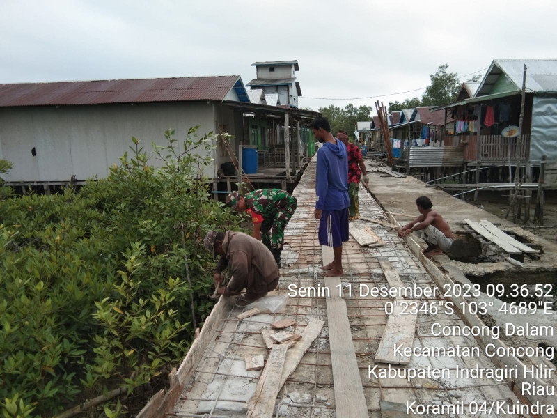 Ciptakan Kebersihan Lingkungan, Babinsa Koramil 04/Kuindra Giat Goro Untuk Pembuatan Semenisasi Jalan Yang Rusak