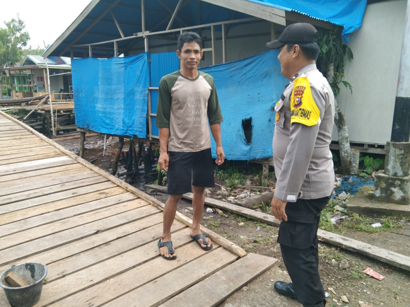 Bhabinkamtibmas Desa Simpang Gaung Laksanakan Giat Sambang Terhadap Pedagang dan Pengunjung Pasar