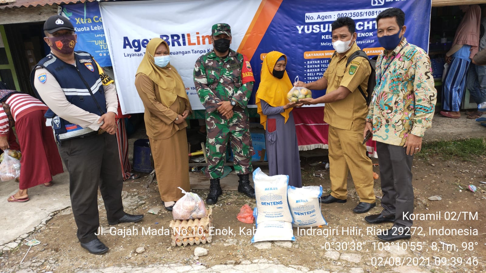 Pastikan Berjalan dengan Lancar, Babinsa 02/Tanah Merah Dampingi Penyaluran BSP