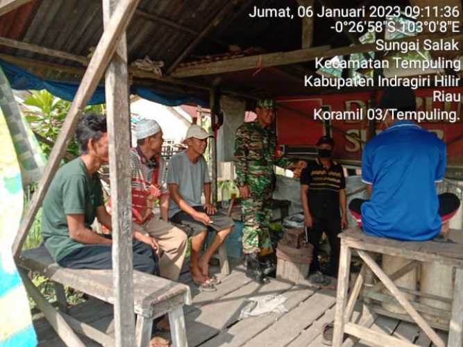 Penuh Canda Tawa, Babinsa Koramil 03/Tpl Kodim 0314/Inhil Lakukan Komsos Dengan Warga Binaan