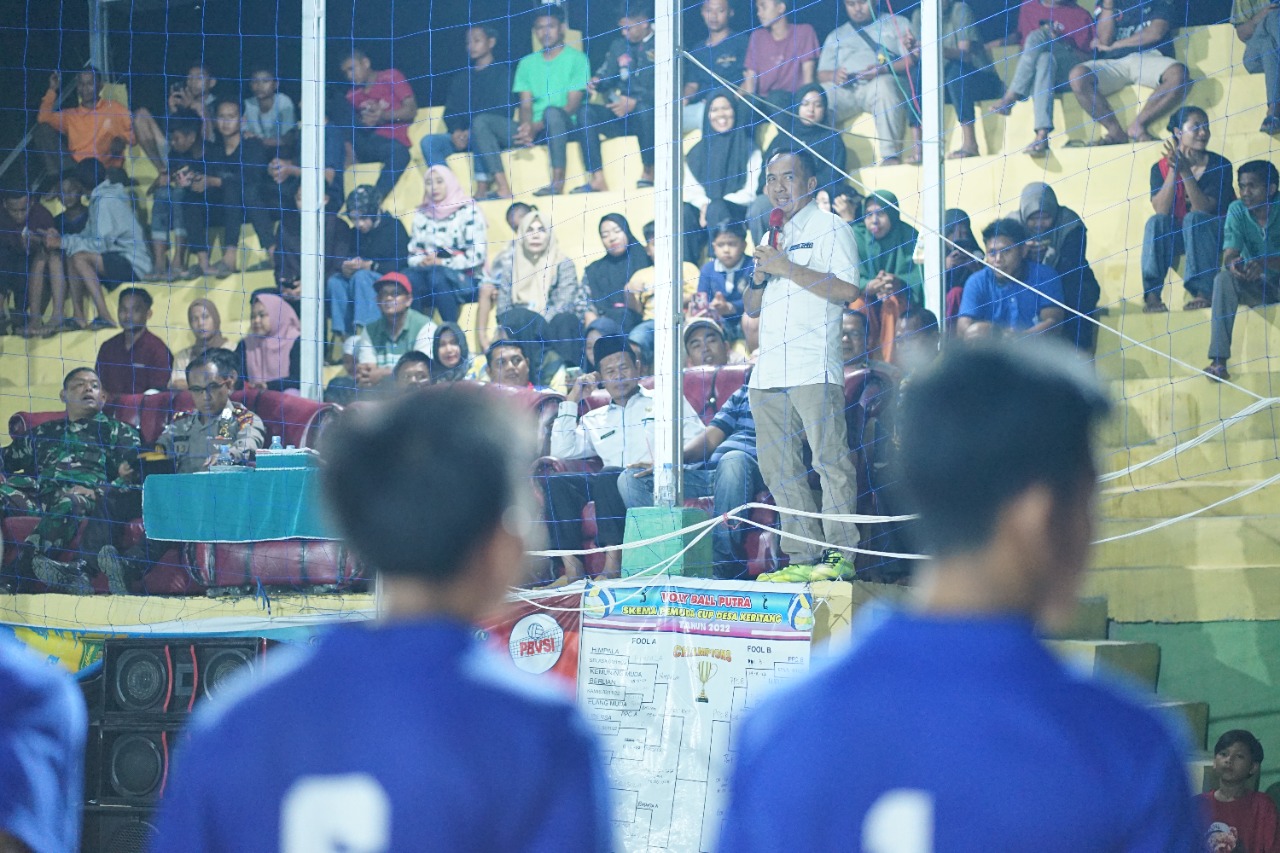 Disaksikan Ratusan Penonton, Dr. H. Ferryandi Tutup Open Turnamen Volly Ball Pemuda Kemuning CUP 2022