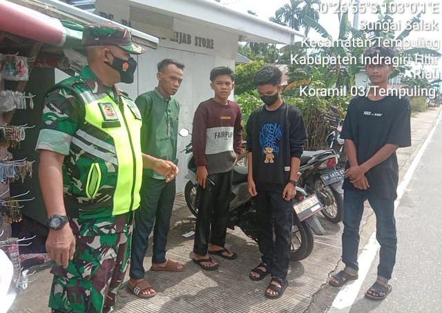 Babinsa 03/Tempuling Ajak Kalangan Pemuda Patuhi Kamtibmas Dan Prokes