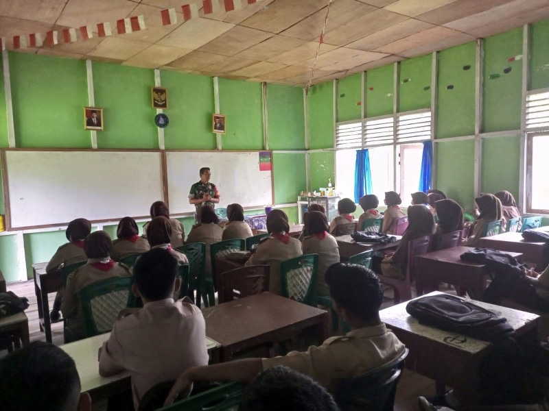 Babinsa Koramil 04/Kdr Berikan Pemahaman Materi Wasbang dan PBB Kepada Anak-anak Pramuka
