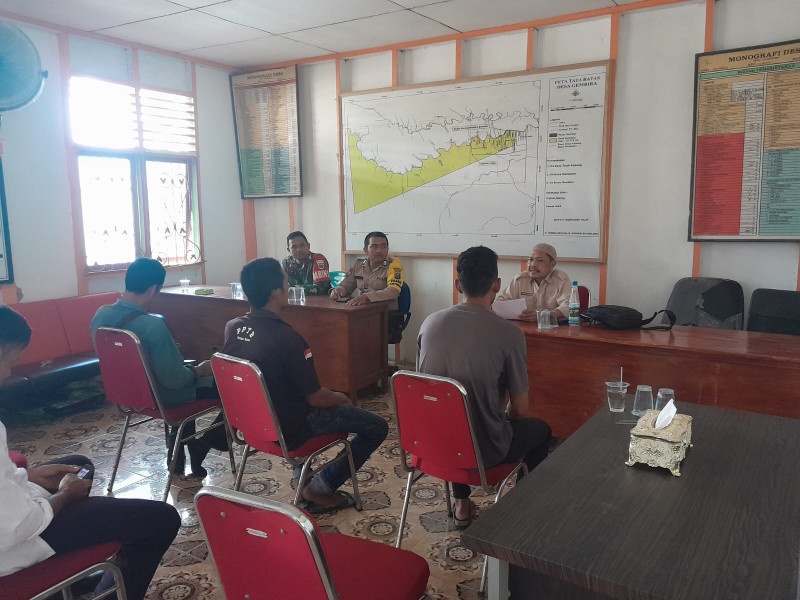 Giat Jalin Silaturahmi, Babinsa Koramil 05/GAS Serda Ricky Komsos Komsos Bersama Apdes