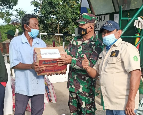 Bersama PT BAI, Danramil 02/0315 Bintan Serahkan Paket Sembako kepada Warga Terdampak Banjir