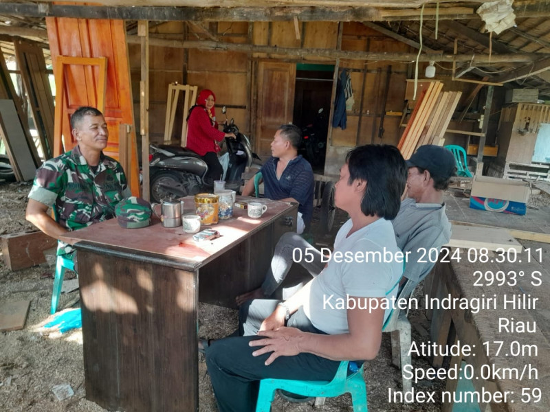 Babinsa Pelda Nofiandi Berbagi Informasi Dengan Masyarakat Setempat