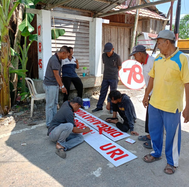 Manunggal Dengan Rakyat, Danramil 03/Tpl Turun Langsung Bantu Warga Renovasi Gapura Sambut HUT RI Ke-78