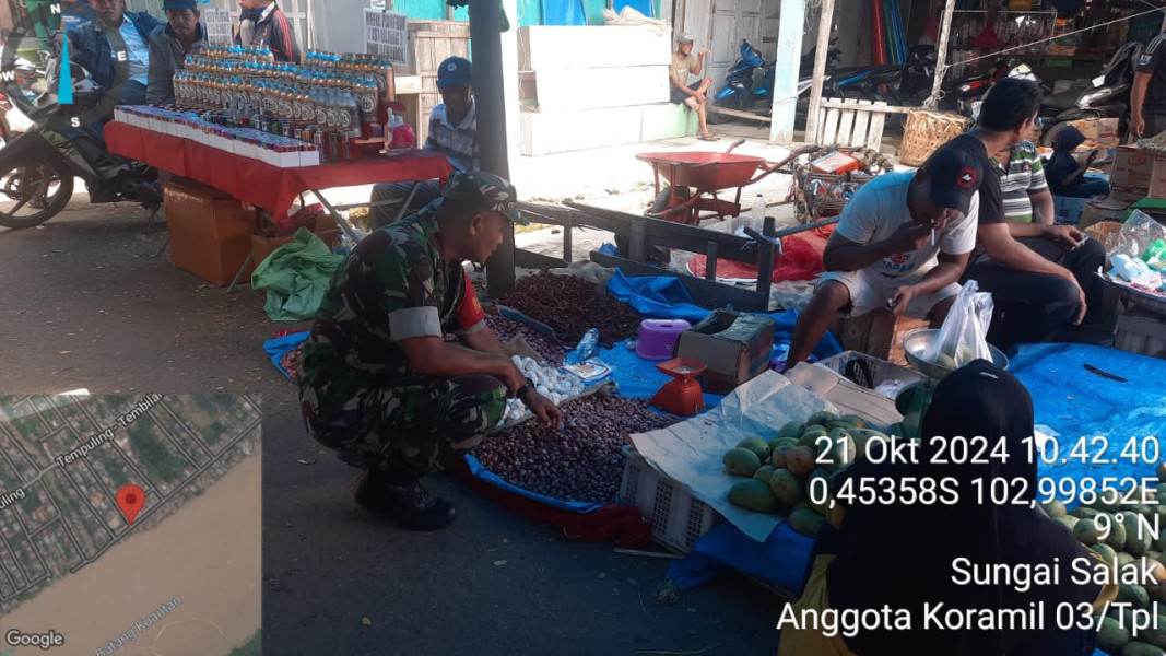Pantau Situasi Pasar Tradisional, Babinsa Koramil 03/Tempuling Komsos Dengan Pembeli dan Pedagang
