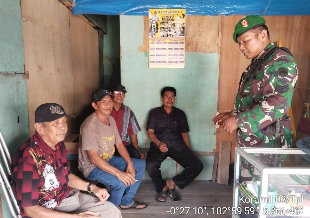 Babinsa Serma Syamsul Azman Komsos bersama Ketua RT/RW Bahas Keamanan Jelang 17 Agustus 2022