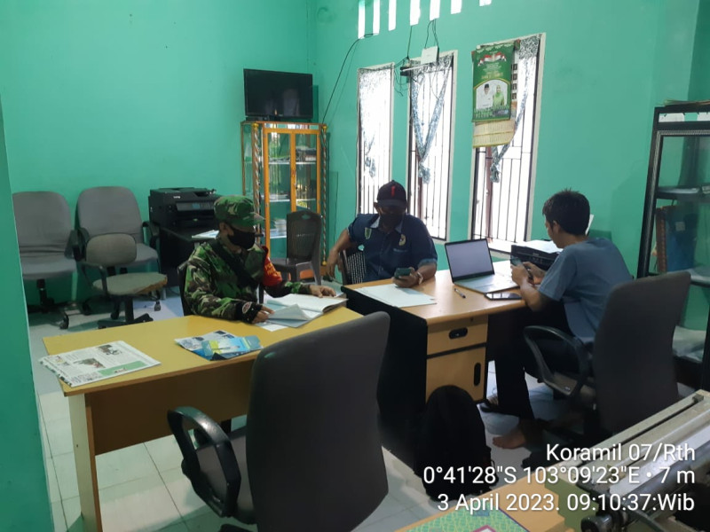 Bersama Staff Desa, Koramil 07/Reteh Serda Ramli Jalin Hubungan Baik