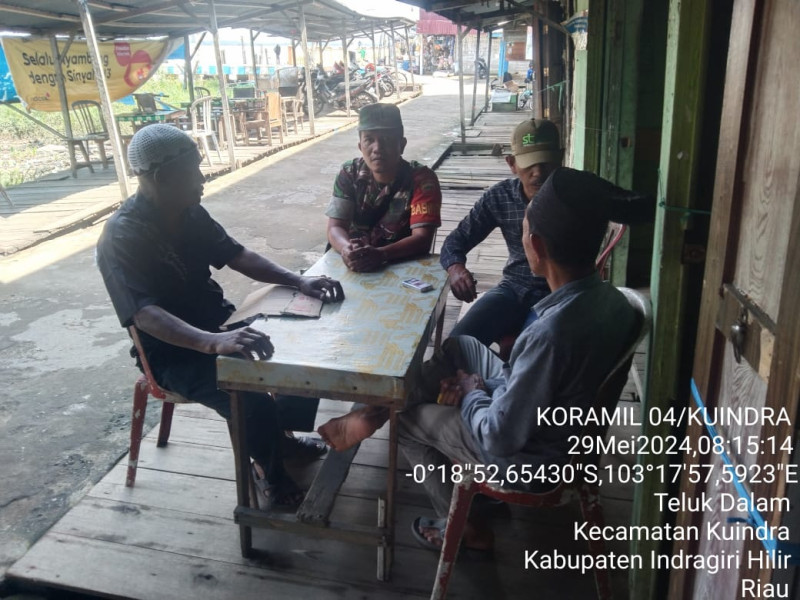 Melalui Komsos, Babinsa Koramil 04/Kuindra Berupaya Untuk Berbaur Dengan Masyarakat