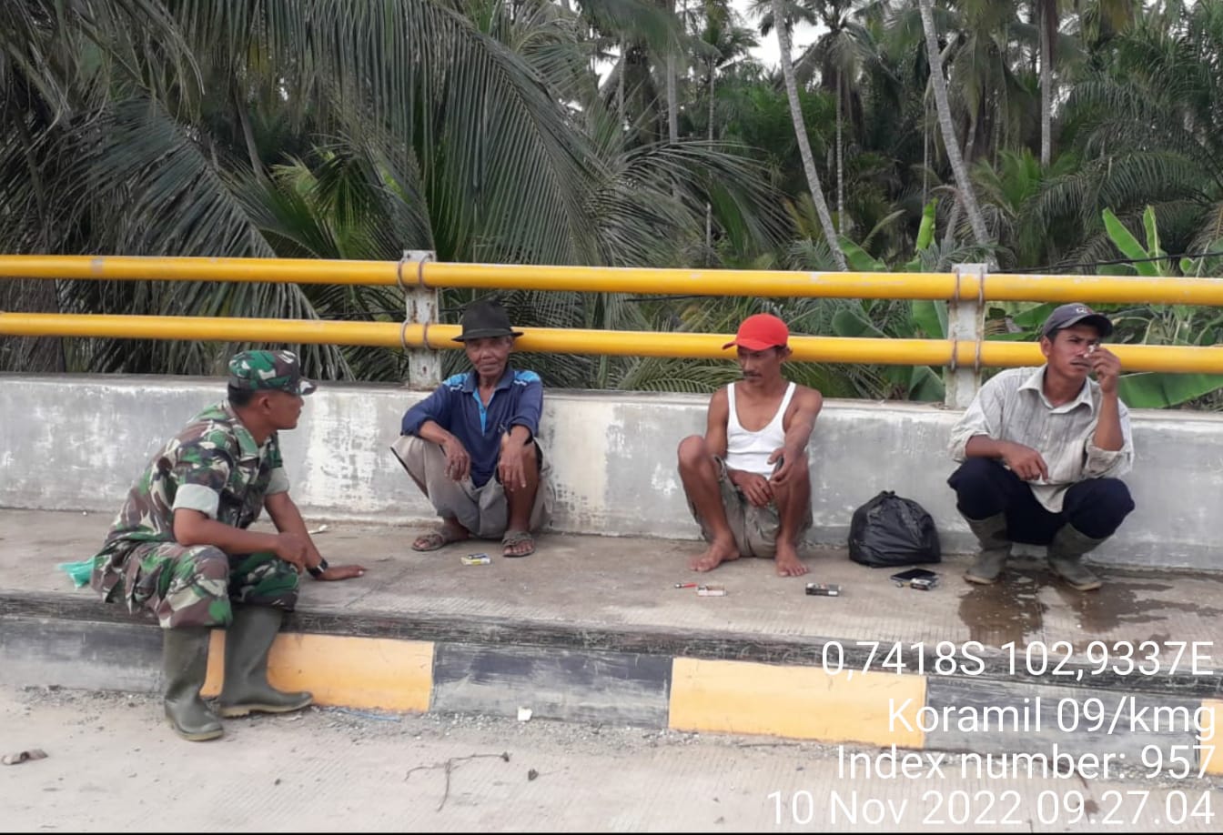 Pemberian Informasi Kepada Masyarakat Melalui Komsos Babinsa Koramil 09/Kemuning