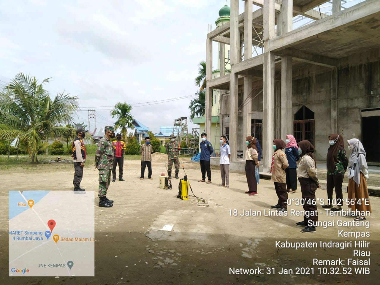 Babinsa Koramil 03/Tempuling lakukan penyemprotan disinfektan di Masjid Al Hilal 