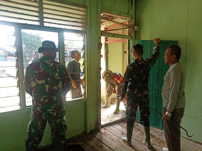 Kerja Bakti Danramil 09/Kemuning Dalam Pembongkaran Pos Ramli Kota Baru