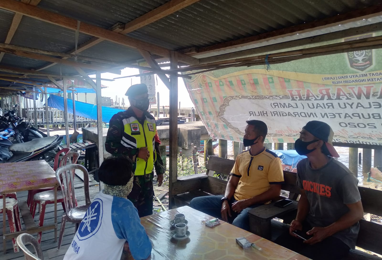 Terus Lakukan Penecegahan Covid-19, Babinsa Koramil 04/Kuindra Rutin Berikan Himbauan