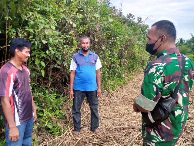 Sertu K. Panjaitan Lakukan Patroli Bekas Karlahut di Seputaran Kelurahan
